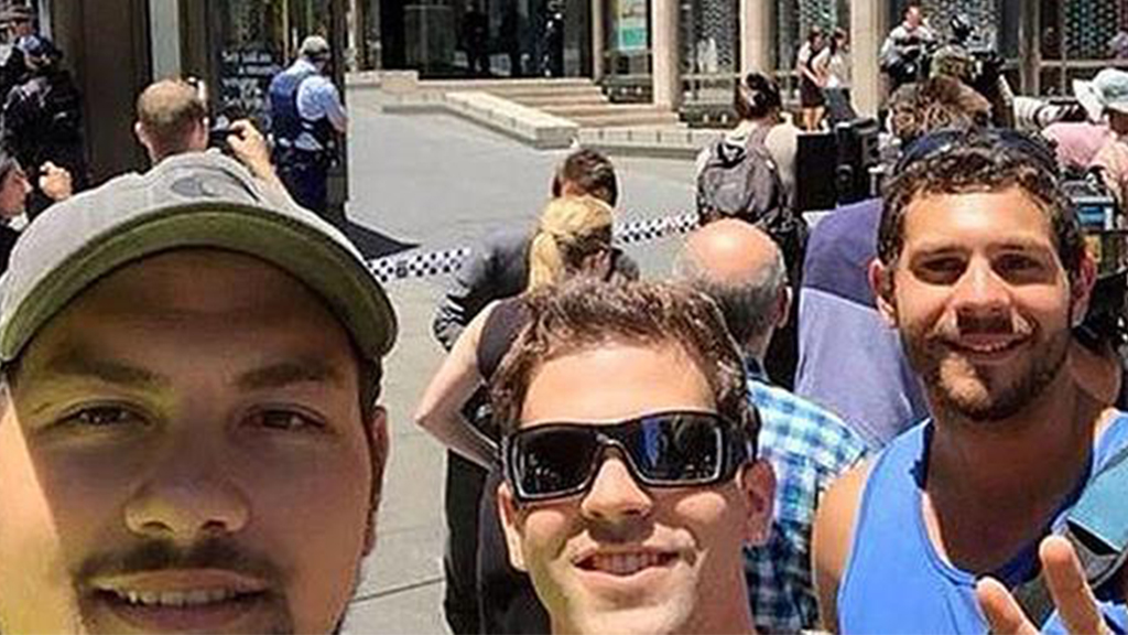 Buzz : Ils font des selfies devant les lieux de la prise d’otages à Sydney